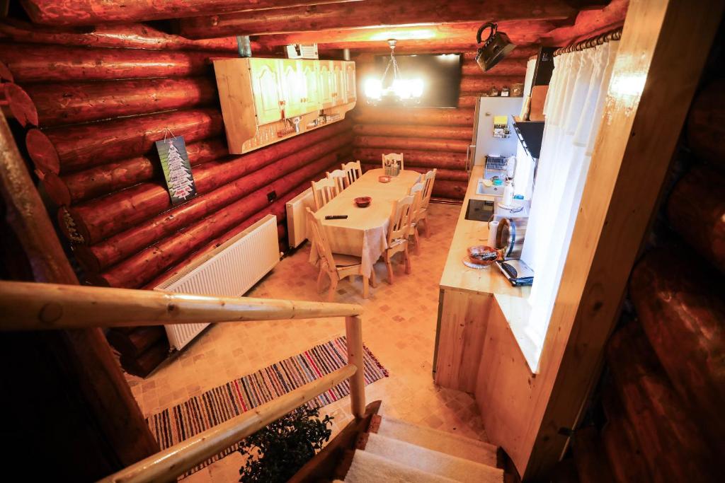 an overhead view of a dining room in a log cabin at Cazare Casa Suw Toplita in Măgheruş