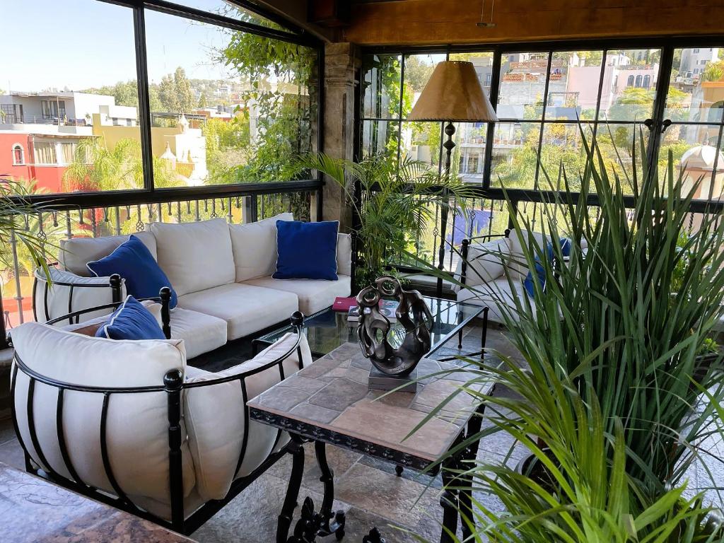 une véranda avec un canapé et une table dans l'établissement Casa Grande Luxury Boutique Hotel, à San Miguel de Allende