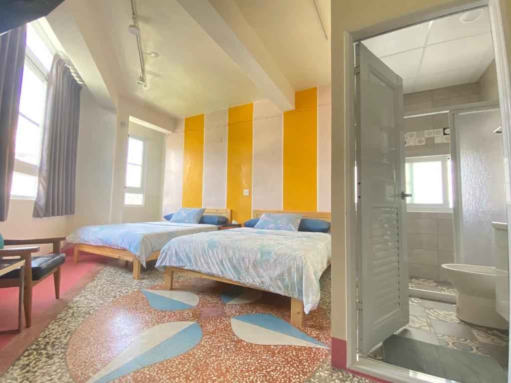 sypialnia z 2 łóżkami i łazienką w obiekcie 177 Beigang Homestay w mieście Beigang