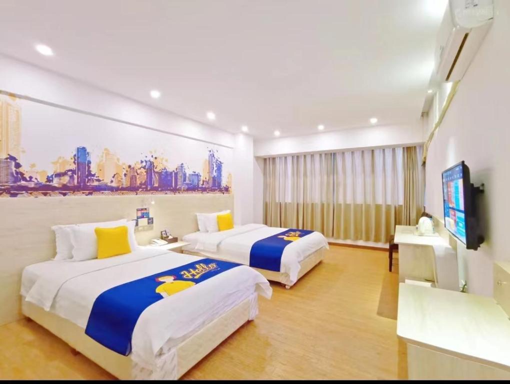 7 Days Inn Foshan Lecong Furniture Branch في شوند: غرفة فندقية بسريرين وتلفزيون بشاشة مسطحة