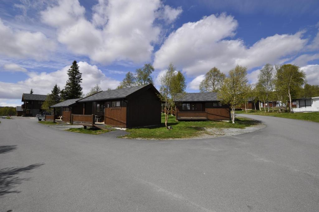 a couple of cabins on the side of a road at Beitostølen Hytter in Beitostøl