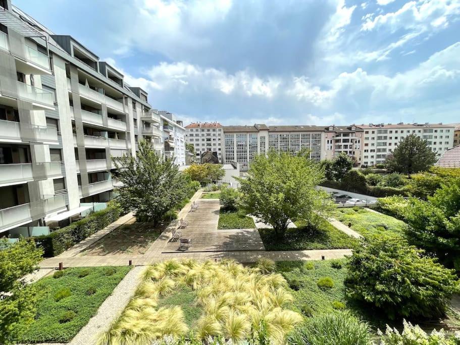 vue aérienne d'un complexe d'appartements avec des arbres et des bâtiments dans l'établissement Le calme dans le Triangle d'Or, à Annecy
