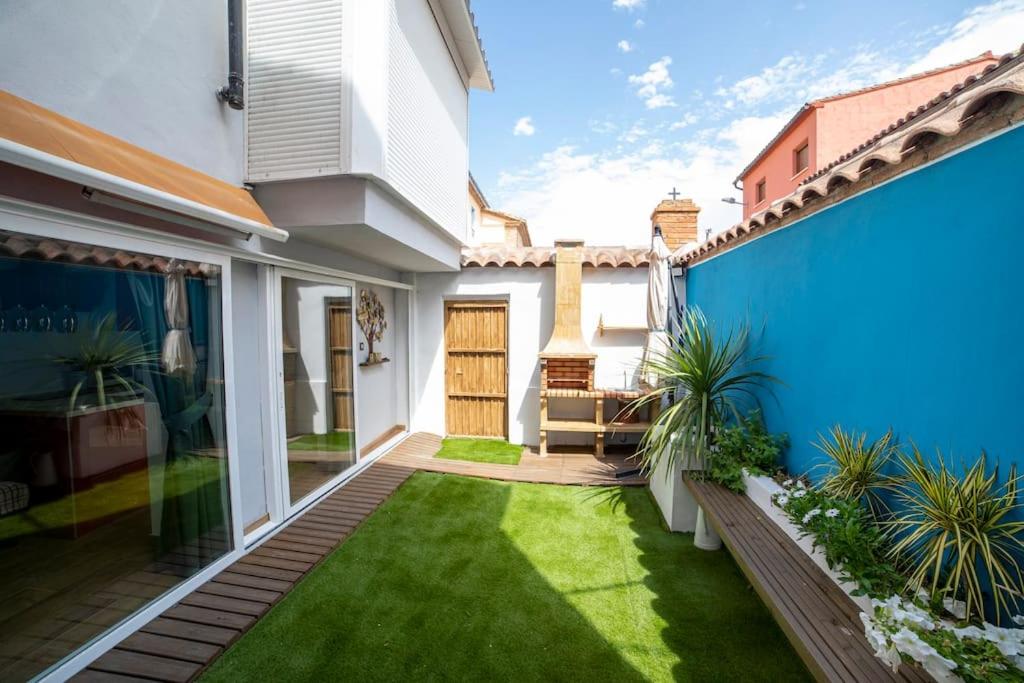 El Merendero في Ateca: حديقة بها حديقة أمام المنزل