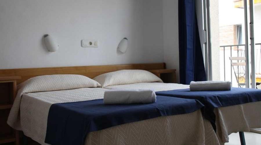 Postel nebo postele na pokoji v ubytování Residencia Sant Jordi Llança