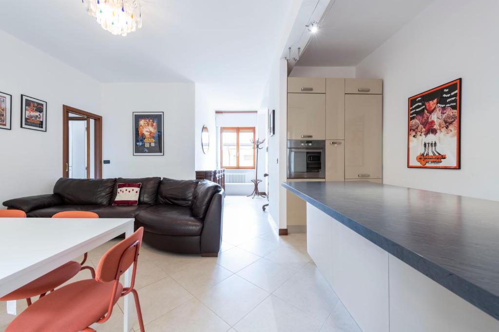 a kitchen and living room with a black counter top at Verona Movie Lovers in Verona