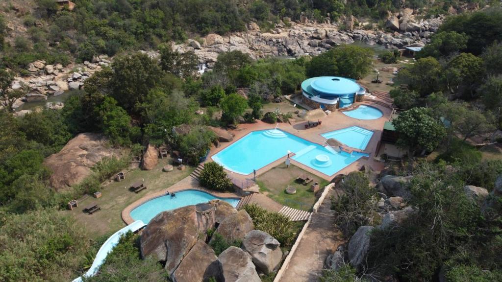 una vista aérea de un complejo con 2 piscinas en Gooderson Natal Spa Hot Springs Resort, en Paulpietersburg