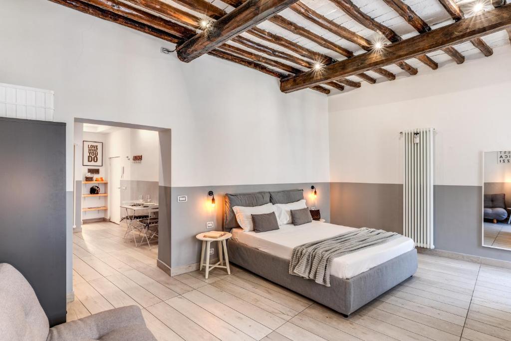 ローマにあるCostaguti 36 Apartmentのベッドルーム1室(ベッド1台付)、リビングルームが備わります。
