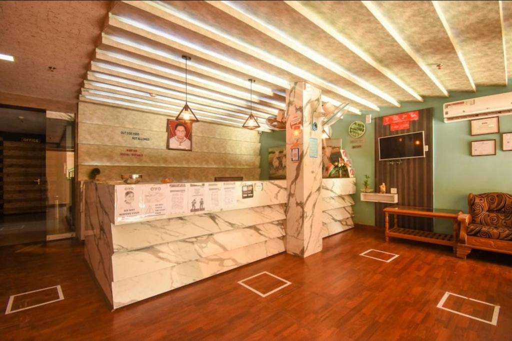 uma grande sala com um balcão numa loja em SSJ Premium em Bhubaneshwar