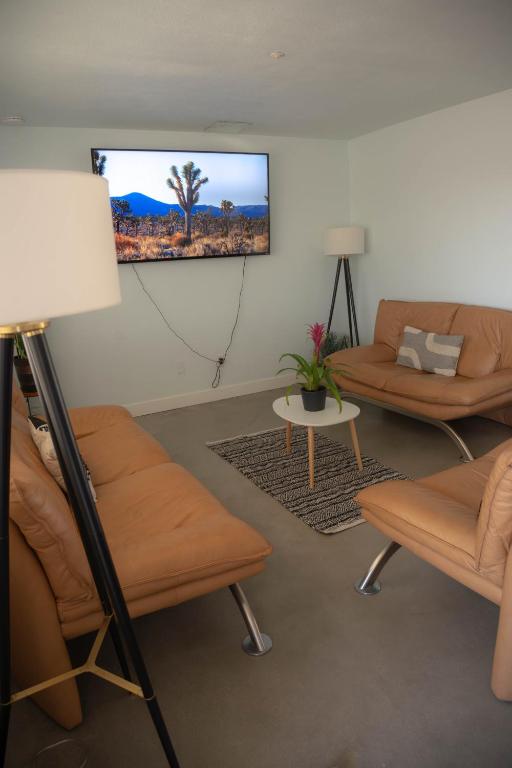 TV a/nebo společenská místnost v ubytování Casa Del Desierto - Panoramic Views - Pet Friendly - Fire Pit
