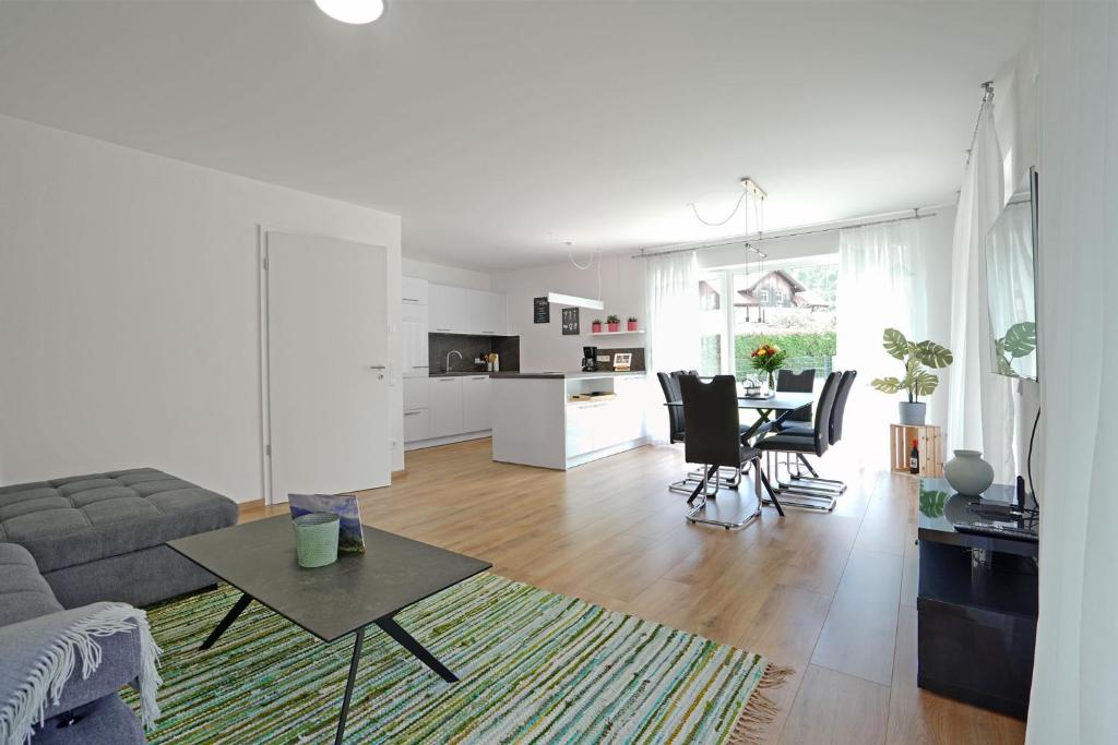 普夫龍滕的住宿－Bergversteck，客厅配有沙发和桌子