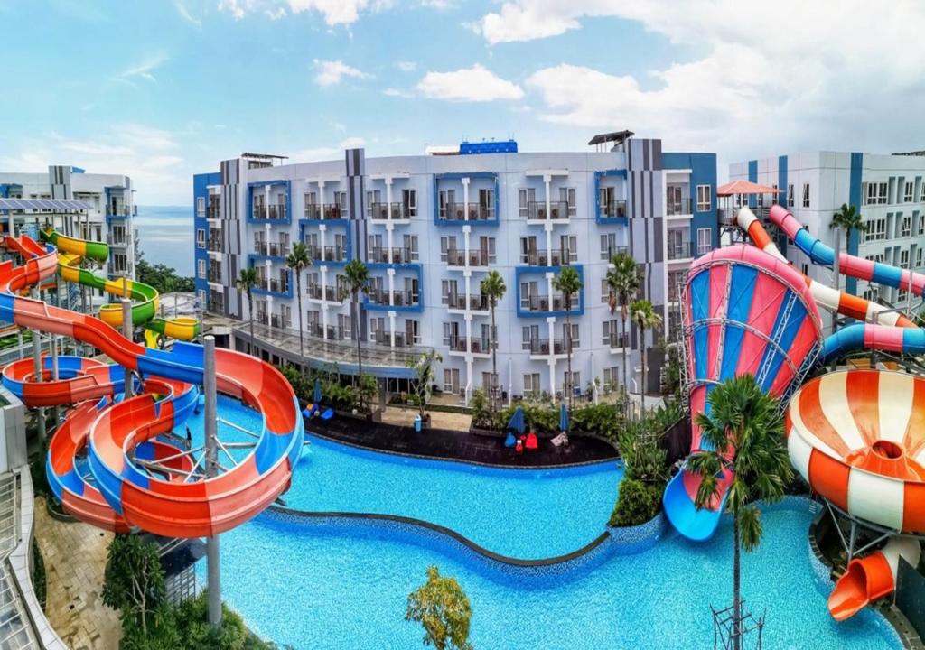 una imagen de un parque acuático en un complejo en Astara Hotel Balikpapan, en Balikpapan