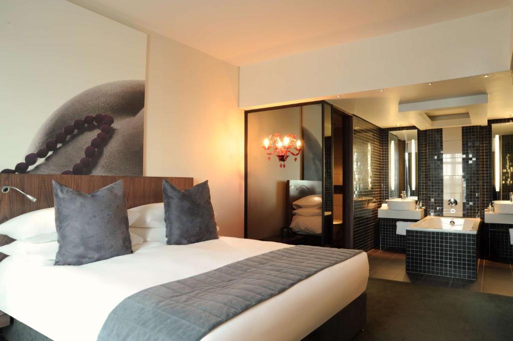 Postel nebo postele na pokoji v ubytování Southern Sun Rosebank, Johannesburg
