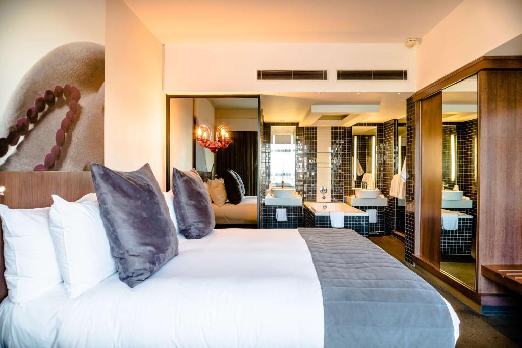 Postel nebo postele na pokoji v ubytování Southern Sun Rosebank, Johannesburg
