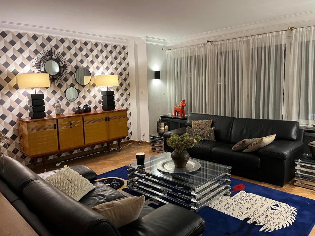sala de estar con sofá y mesa en Belle maison bourgeoise partagée de 4 logements, en Lieja