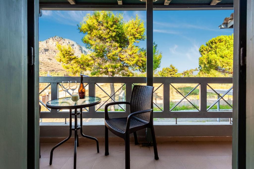 Balkón nebo terasa v ubytování Kalogria Summer Retreats - Seimeio Strofilia, Sunny Vibes