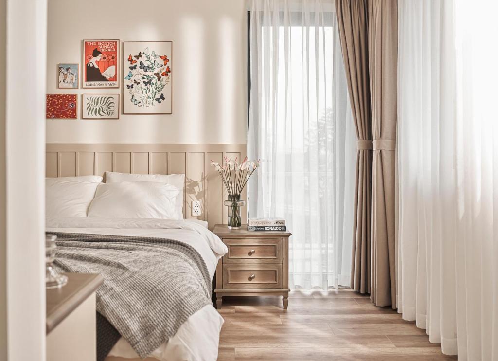 Postel nebo postele na pokoji v ubytování Davilla Đà Lạt Villa Collection