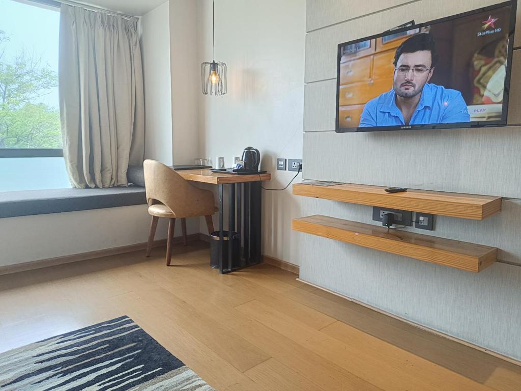 TV a/nebo společenská místnost v ubytování Udman Hotel Greater Noida