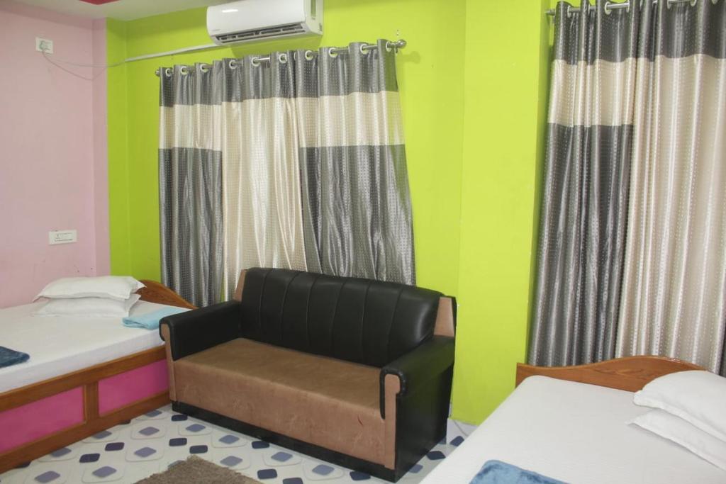 Postel nebo postele na pokoji v ubytování Hotel Giggle Coast Restro and Lodge