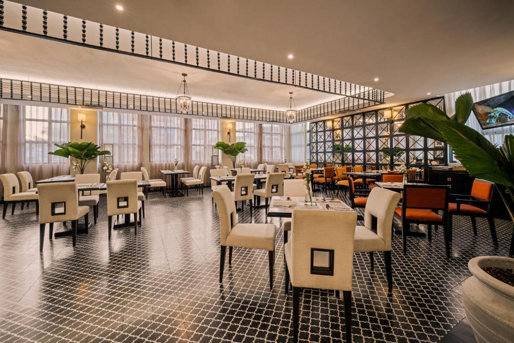 Restaurace v ubytování Sanouva Da Nang Hotel - Daily Afternoon Tea Inclusive