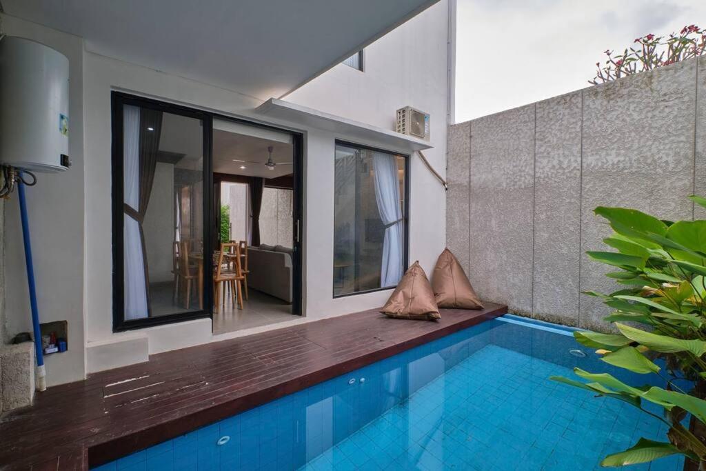uma piscina num quarto com uma casa em Lavilla B1 New-3BR Pool Villa 15 Mins from Ubud Centre em Ubud