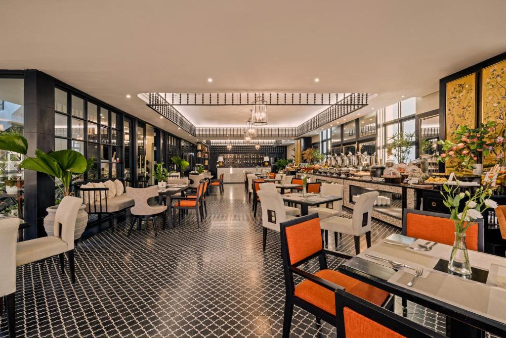 Restaurace v ubytování Sanouva Da Nang Hotel - Daily Afternoon Tea Inclusive