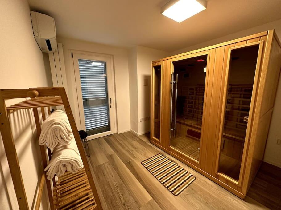 een kamer met een houten vloer en een raam bij FOLIGNO Sano Riposo in Foligno