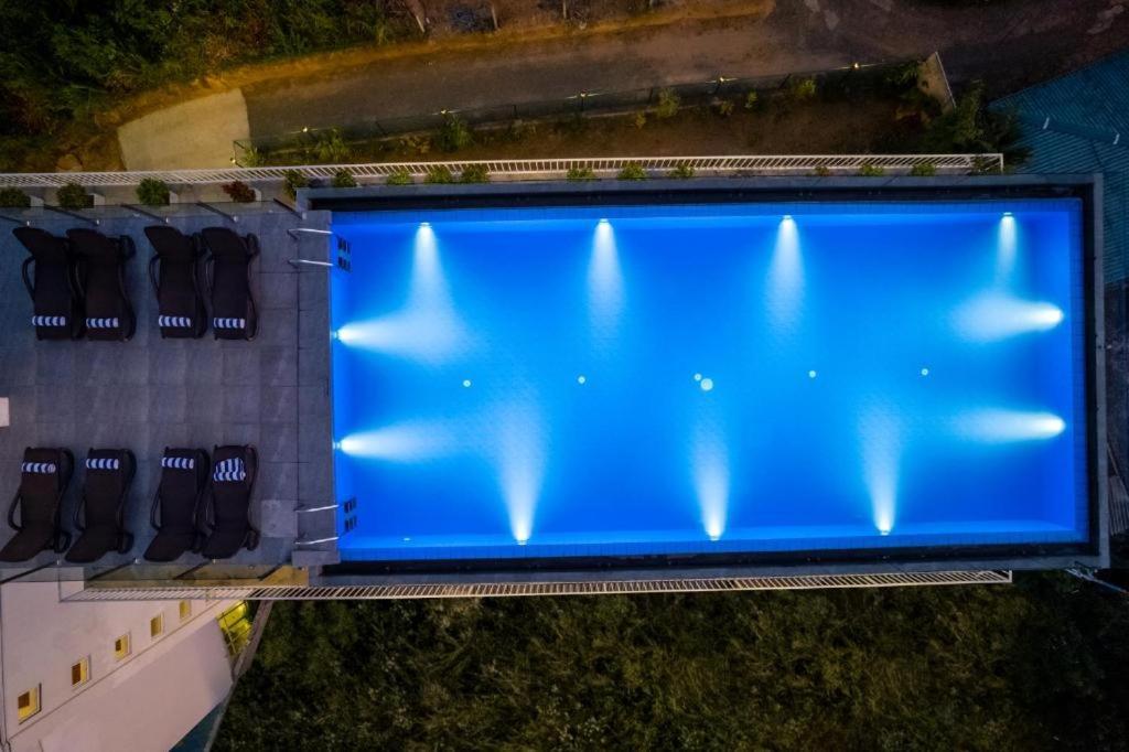 una vista aérea de un tanque de gas azul con aletas en Morning Dew Boutique Hotel Ella, en Ella