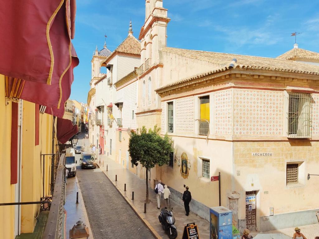 Une rue de la ville avec des gens qui marchent dans la rue dans l'établissement Bright Apartment at Santa Cruz 6 pax, Parking Optional, à Séville