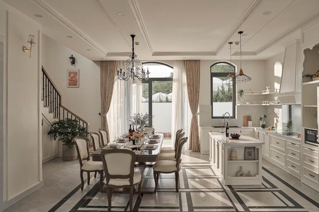 Kuchyň nebo kuchyňský kout v ubytování Davilla Đà Lạt Villa Collection