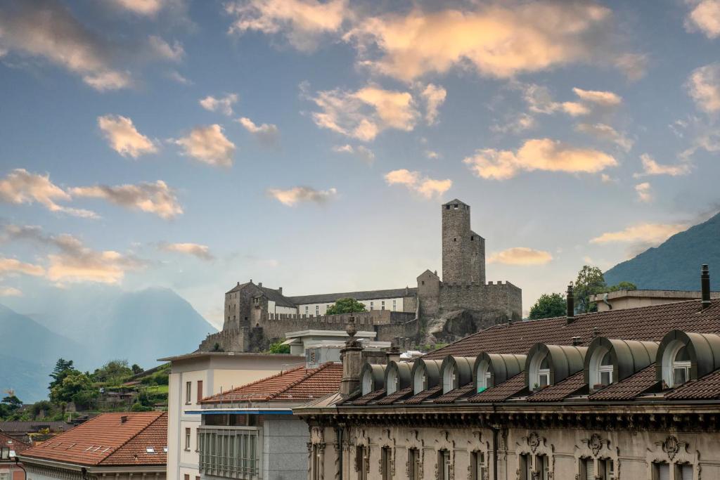 un castillo en medio de una ciudad con techos en Castle View - Happy Rentals, en Bellinzona