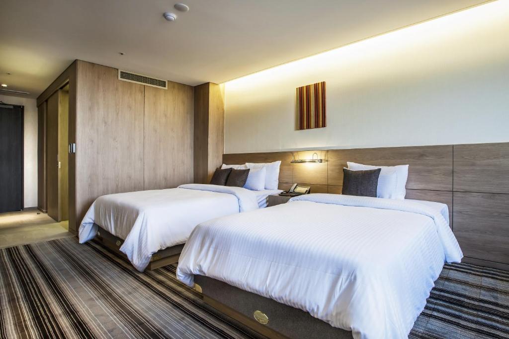 Hamilton Hotel - Deluxe Twin Room