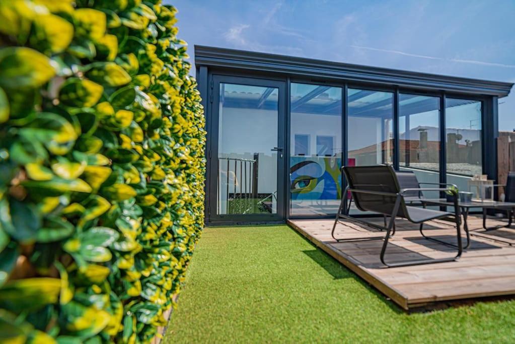 a room with a balcony with a table and chairs at Playroom XXL Loft LOVE Room avec Espace spa Terrasse vue sur les toits Salle de jeux pour adultes Libourne centre 10 min de St Emilion Proche Bordeaux in Libourne