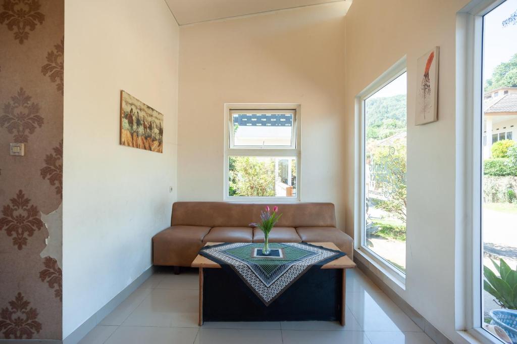 Posezení v ubytování Urbanview Resort Adang Zecky Cisarua Puncak by RedDoorz