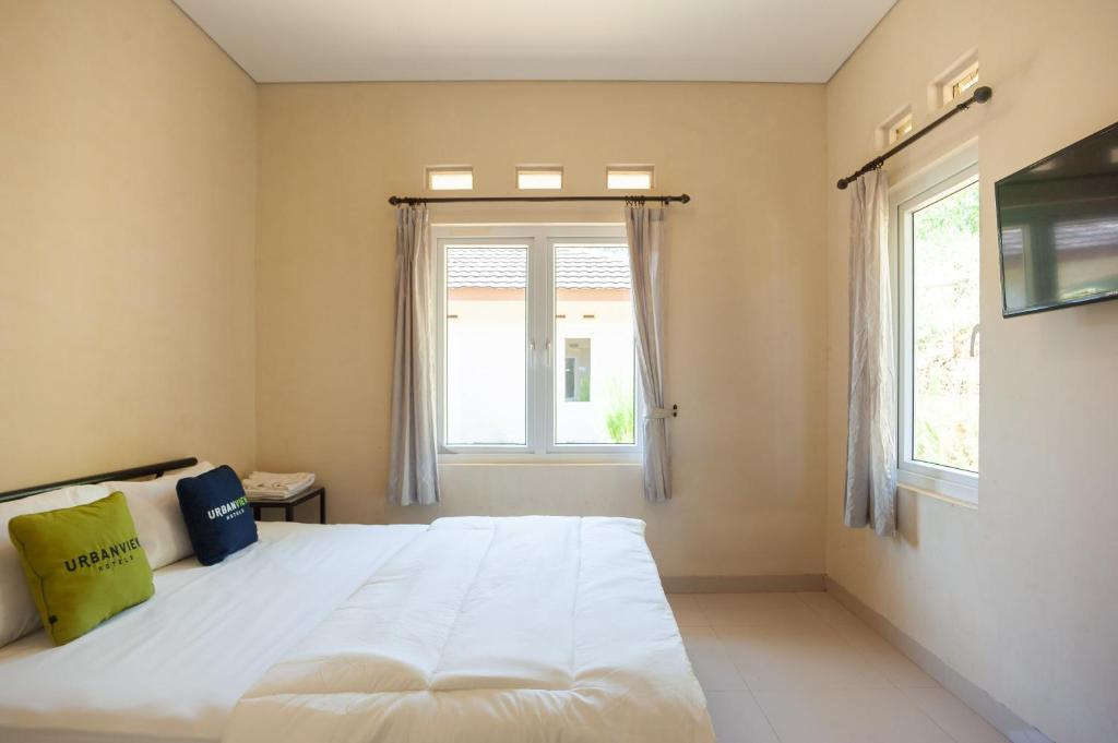 Postel nebo postele na pokoji v ubytování Urbanview Resort Adang Zecky Cisarua Puncak by RedDoorz