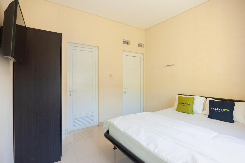 Postel nebo postele na pokoji v ubytování Urbanview Resort Adang Zecky Cisarua Puncak by RedDoorz