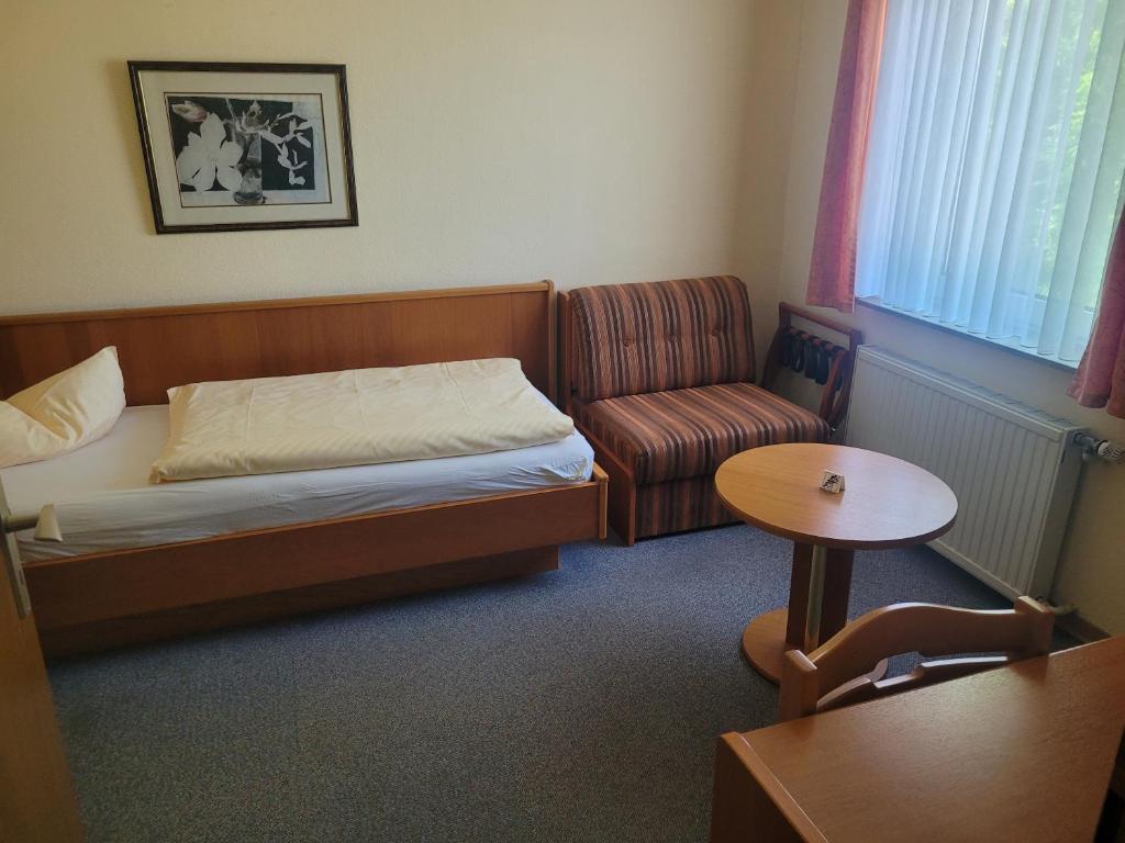 Postel nebo postele na pokoji v ubytování Ems-Hotel