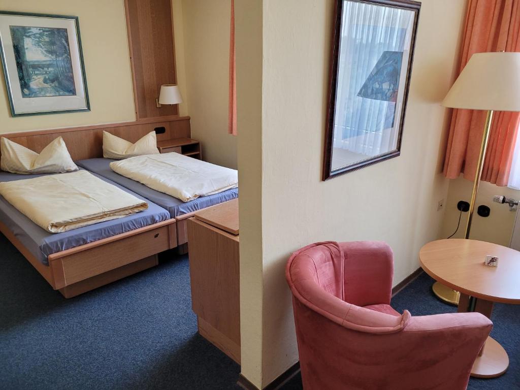 Postel nebo postele na pokoji v ubytování Ems-Hotel
