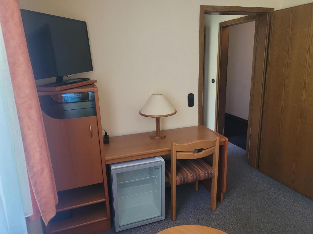 TV a/nebo společenská místnost v ubytování Ems-Hotel