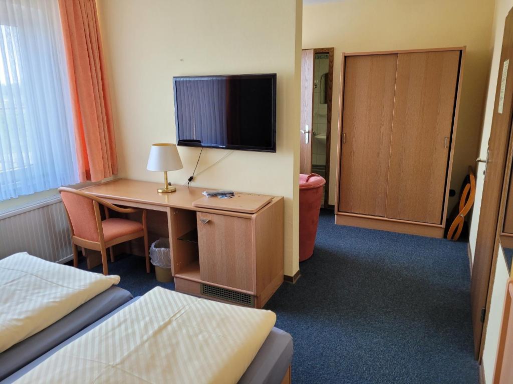 TV a/nebo společenská místnost v ubytování Ems-Hotel
