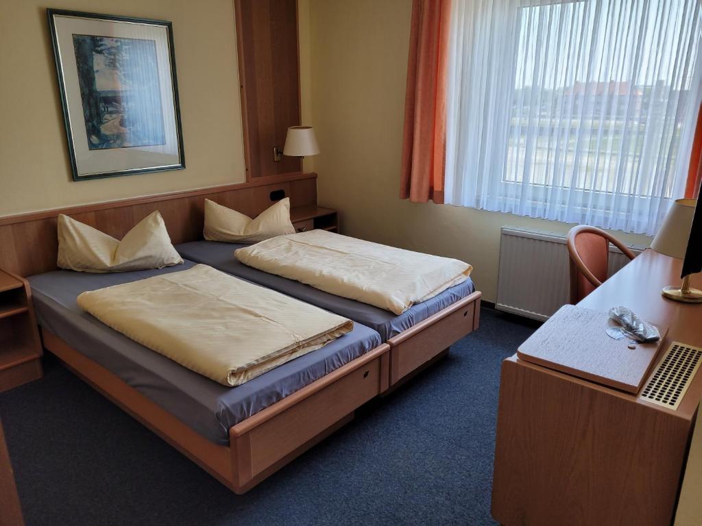 Postel nebo postele na pokoji v ubytování Ems-Hotel