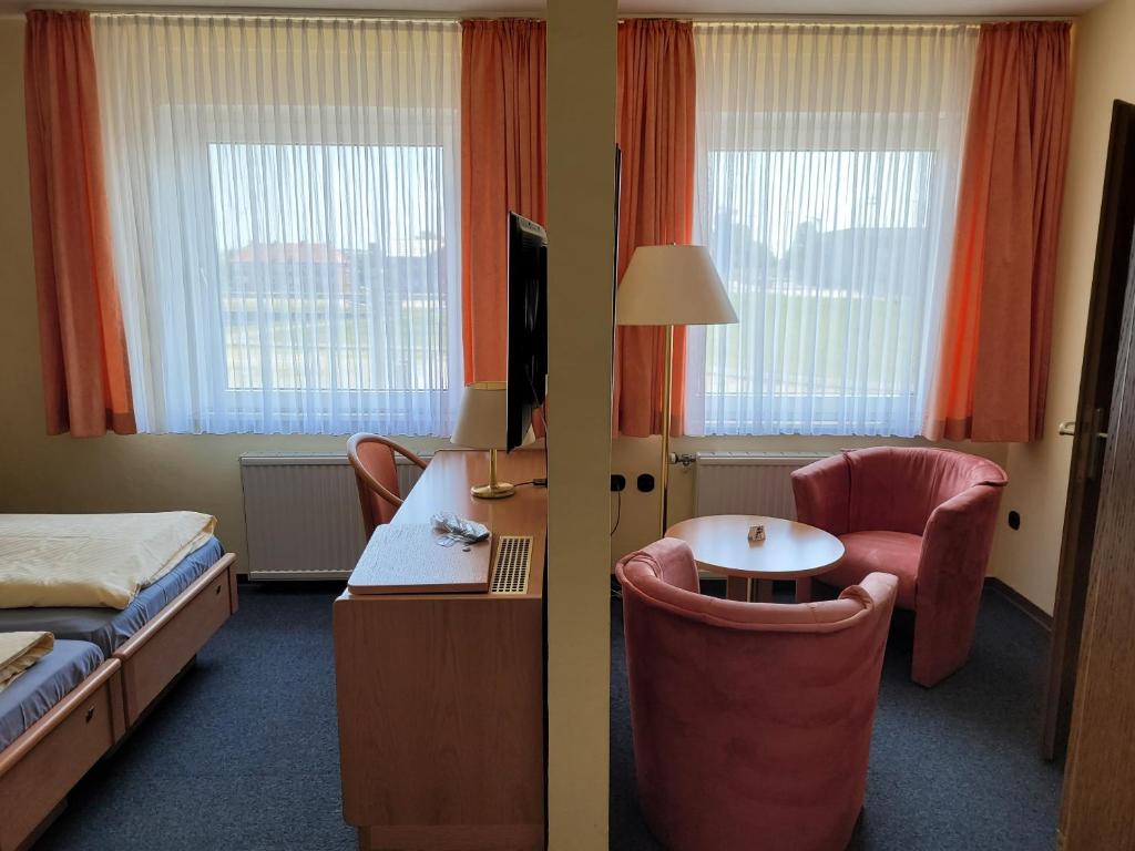 Postel nebo postele na pokoji v ubytování Ems-Hotel