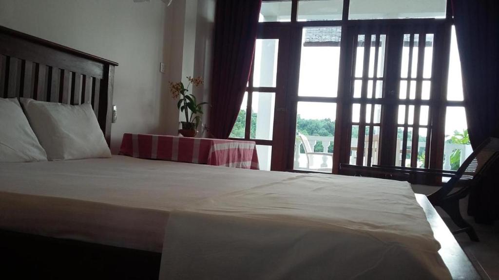 Een bed of bedden in een kamer bij Hotel House of Water Lily