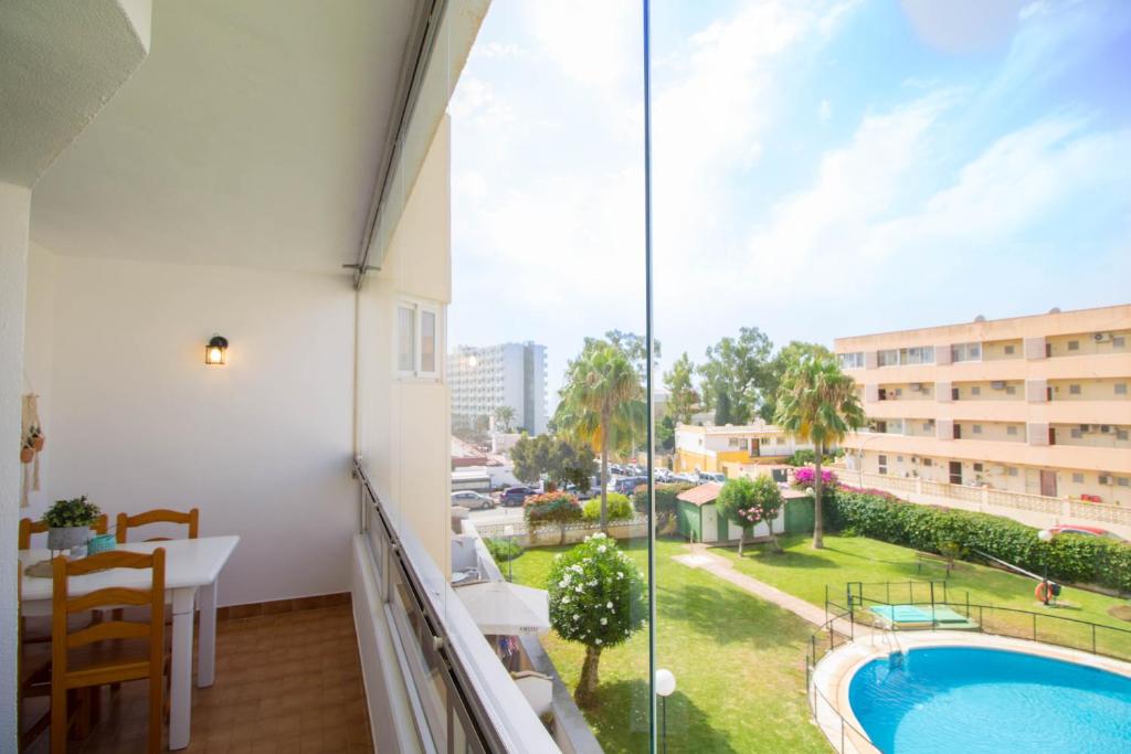 balkon z widokiem na basen i budynek w obiekcie Vistamarina B308 By IVI Real Estate w mieście Torremolinos