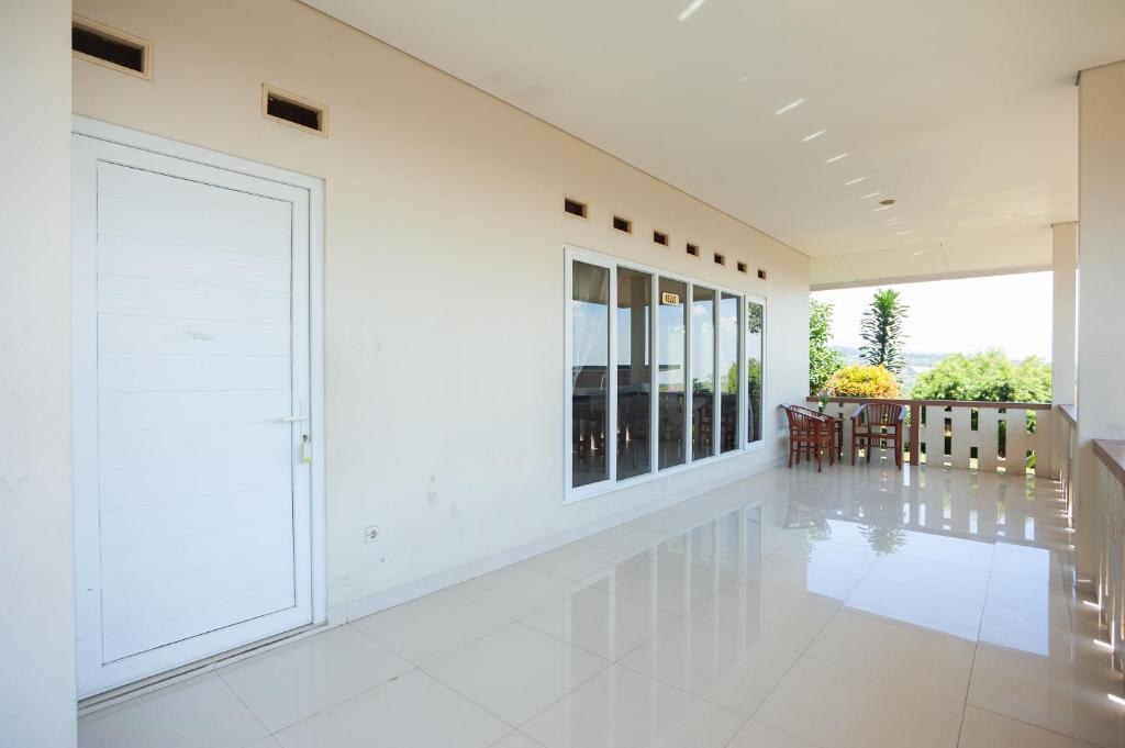 Balkón nebo terasa v ubytování Urbanview Resort Adang Zecky Cisarua Puncak by RedDoorz