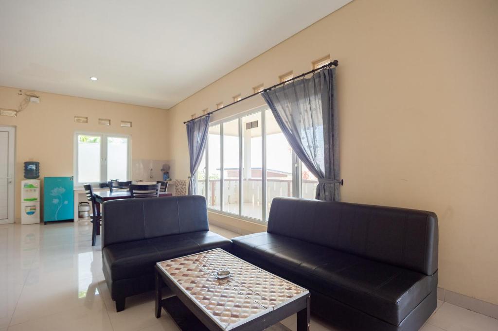 Posezení v ubytování Urbanview Resort Adang Zecky Cisarua Puncak by RedDoorz