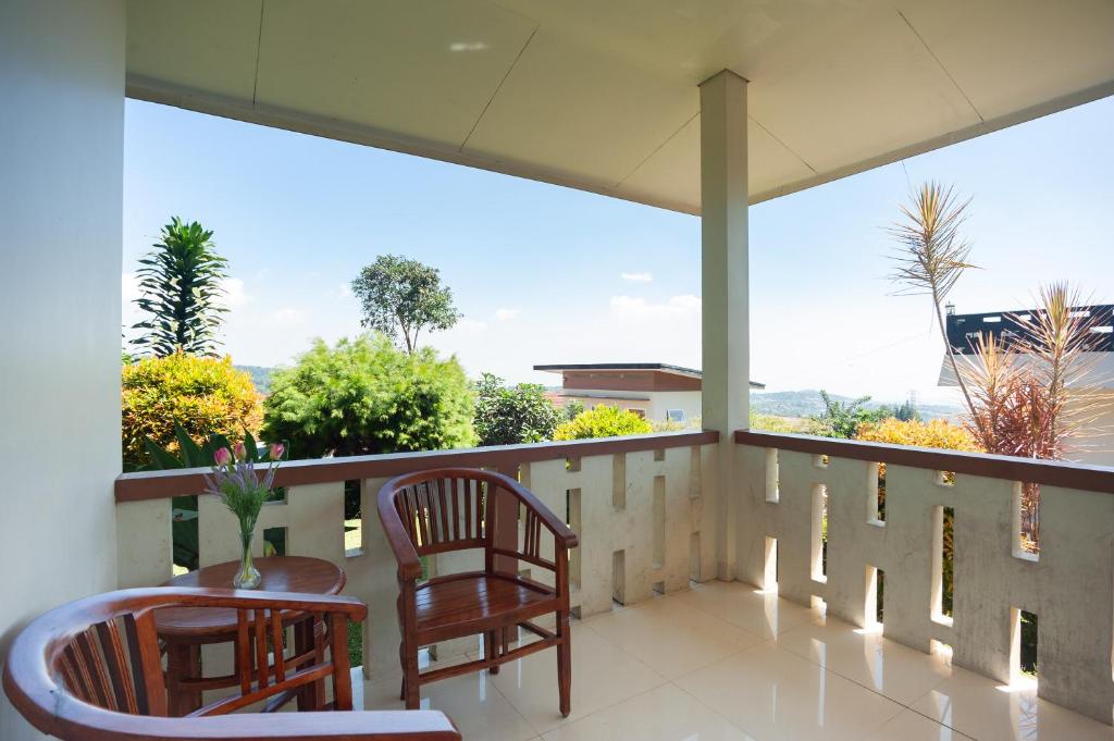 Balkón nebo terasa v ubytování Urbanview Resort Adang Zecky Cisarua Puncak by RedDoorz