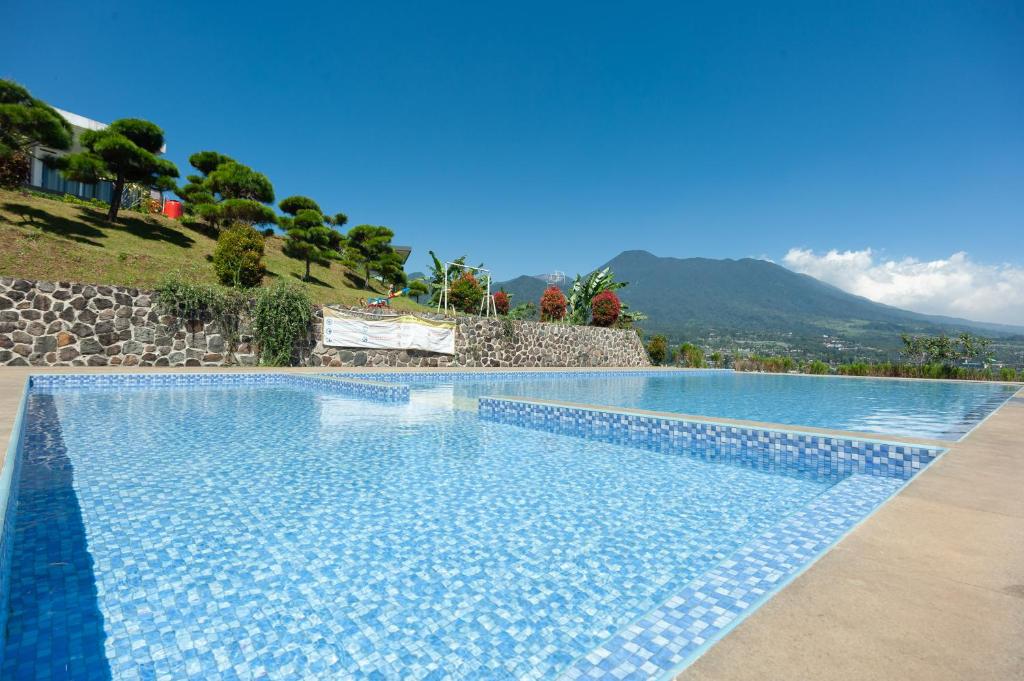 Bazén v ubytování Urbanview Resort Adang Zecky Cisarua Puncak by RedDoorz nebo v jeho okolí