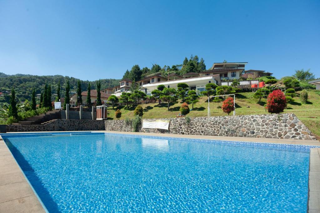 Bazén v ubytování Urbanview Resort Adang Zecky Cisarua Puncak by RedDoorz nebo v jeho okolí