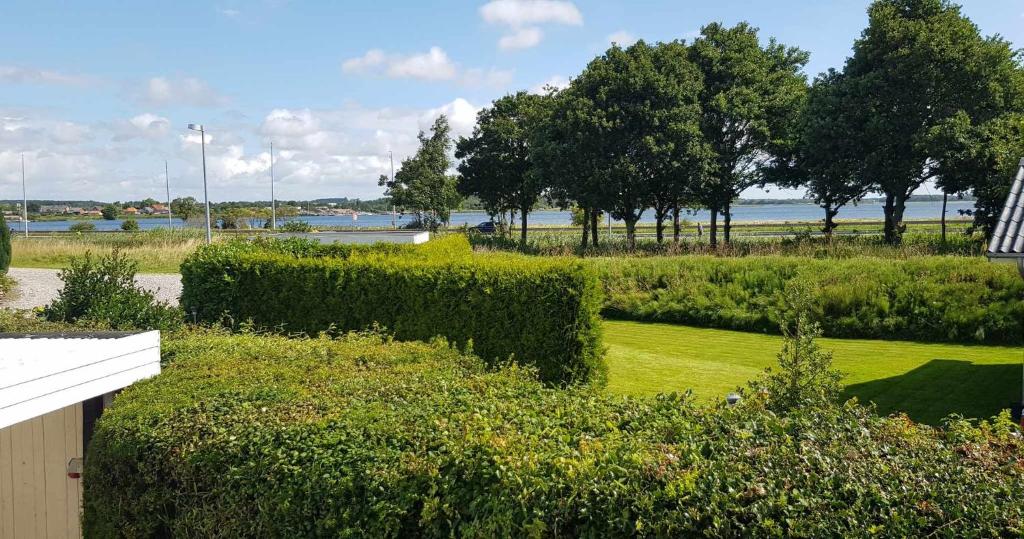 Elle offre une vue sur un parc avec des buissons et des arbres. dans l'établissement Mettes Romanti, à Hadsund