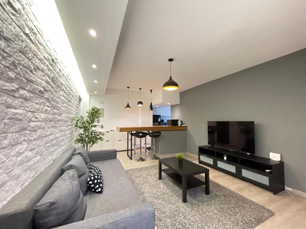 - un salon avec un canapé et une grande télévision dans l'établissement Madinaty Stylish furnished 1 bedroom Apartment-شقة فندقيه للايجار مدينتي, à Madinaty